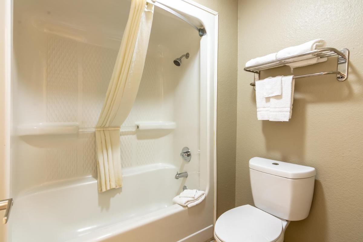 Super 8 by Wyndham Dallas East - image 6