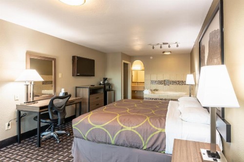 Super 8 by Wyndham Dallas East - image 7