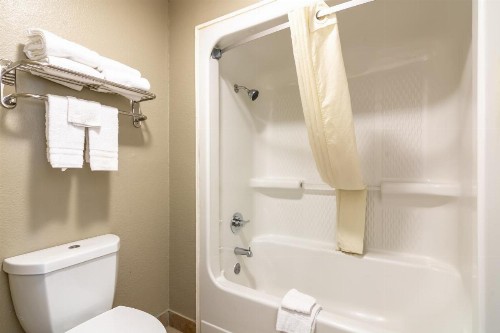 Super 8 by Wyndham Dallas East - image 8
