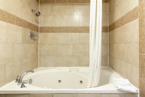 Super 8 by Wyndham Dallas East - image 9