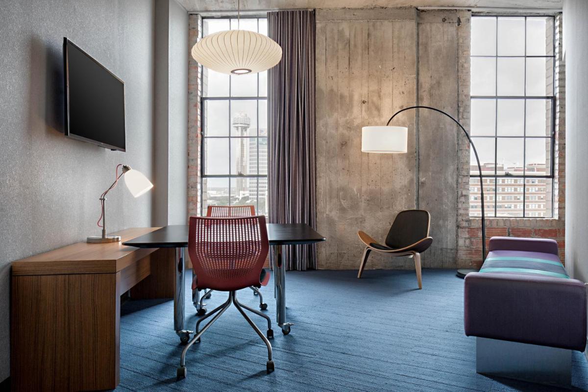 Aloft Dallas Downtown - image 6