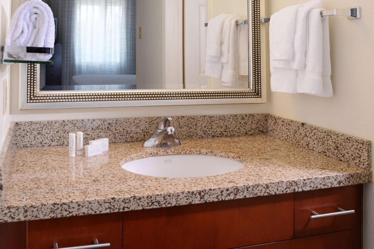 Sonesta ES Suites Dallas Market Center - image 2