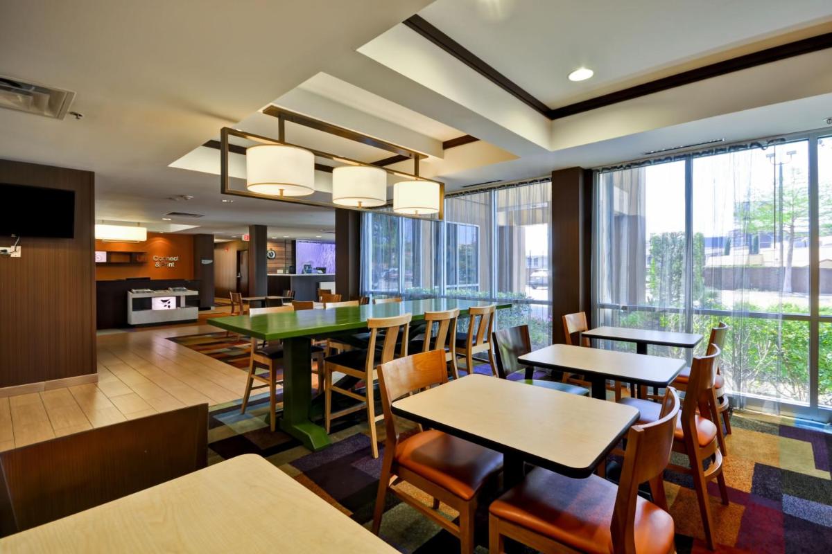 Fairfield Inn & Suites Dallas Medical/Market Center - image 4