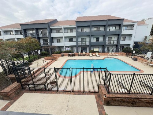 OYO Townhouse Dallas Love Field Airport - image 10