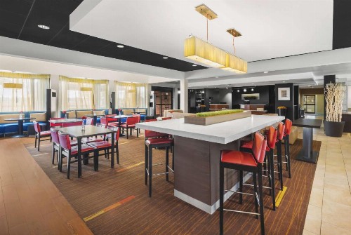 OYO Townhouse Dallas Love Field Airport - image 13