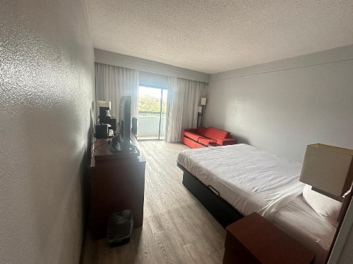 OYO Townhouse Dallas Love Field Airport - image 15
