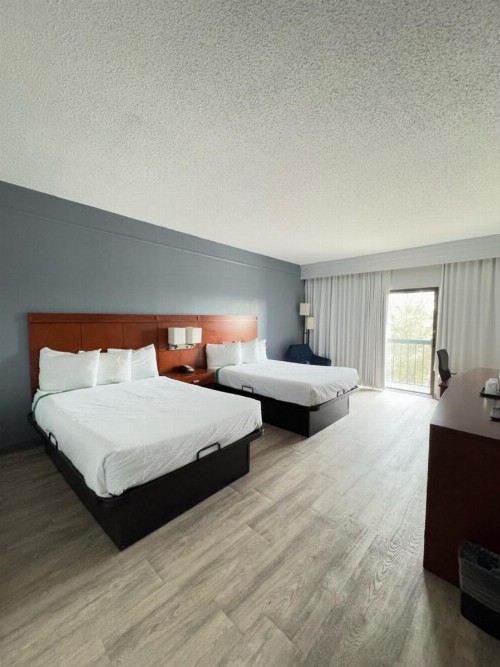 OYO Townhouse Dallas Love Field Airport - image 2