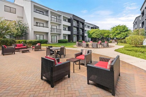 OYO Townhouse Dallas Love Field Airport - image 39
