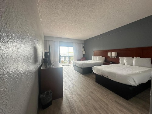 OYO Townhouse Dallas Love Field Airport - image 4