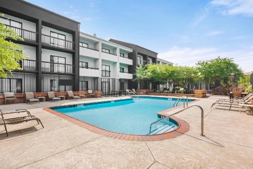 OYO Townhouse Dallas Love Field Airport - image 6