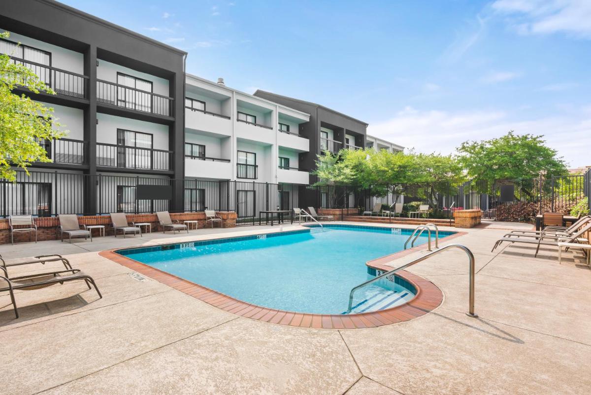 OYO Townhouse Dallas Love Field Airport - image 6