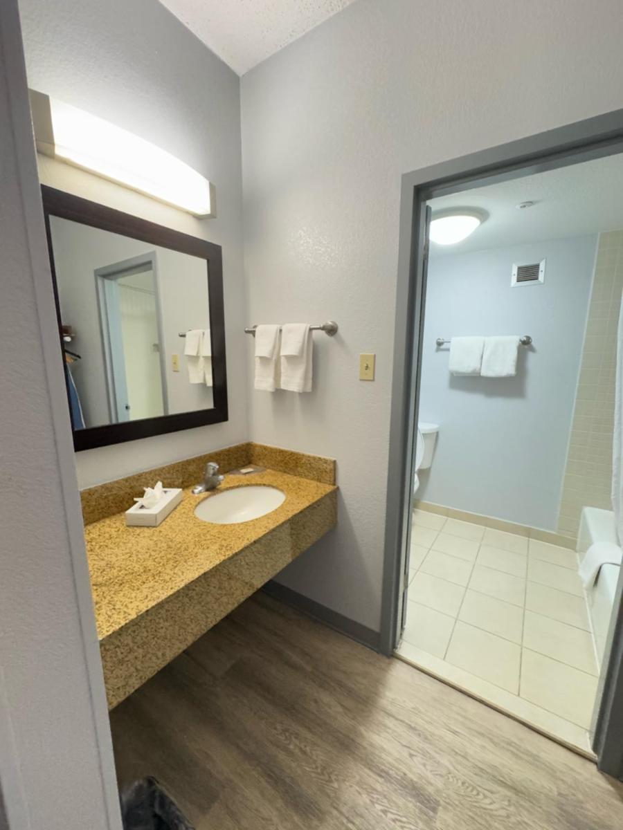 OYO Townhouse Dallas Love Field Airport - image 7