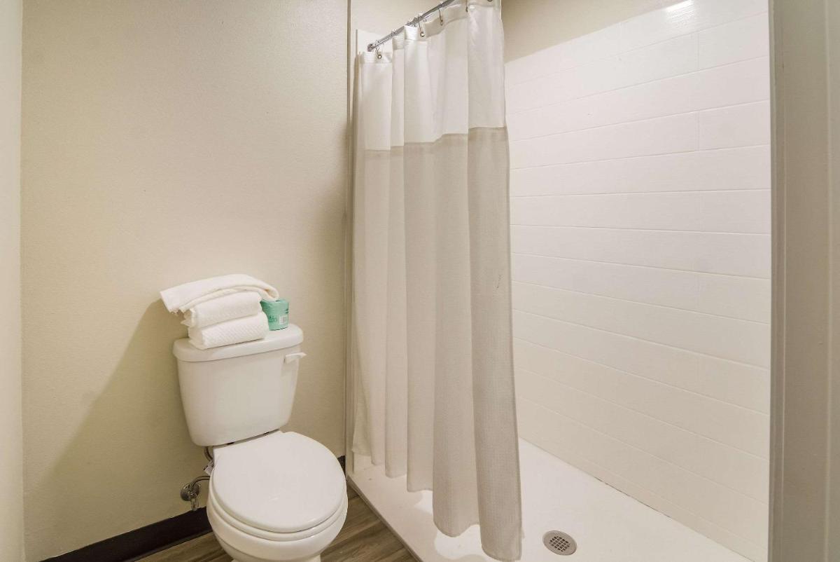 Quality Inn & Suites Dallas-Cityplace - image 2