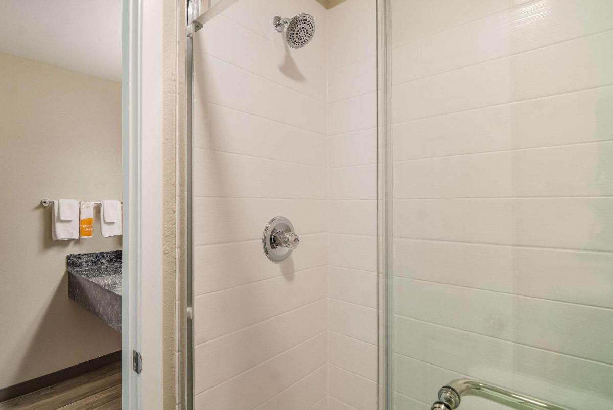 Quality Inn & Suites Dallas-Cityplace - image 3