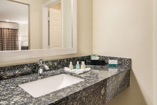 Quality Inn & Suites Dallas-Cityplace - image 5
