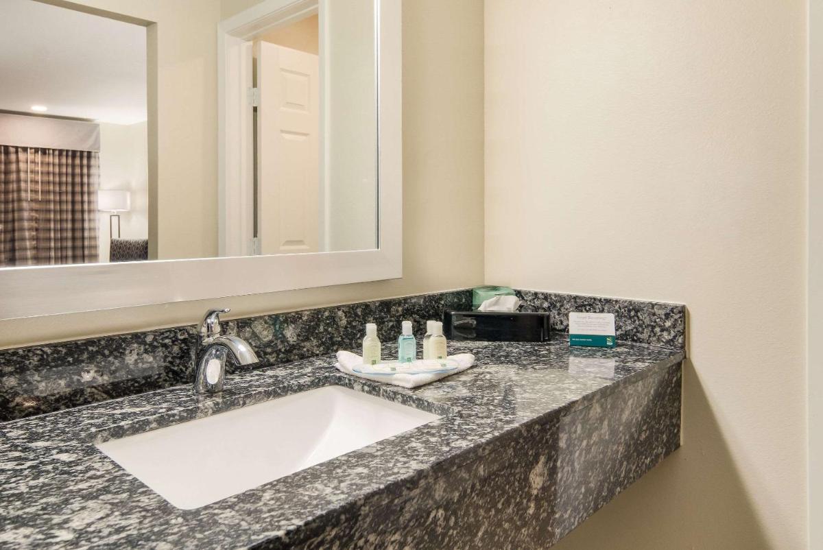 Quality Inn & Suites Dallas-Cityplace - image 5
