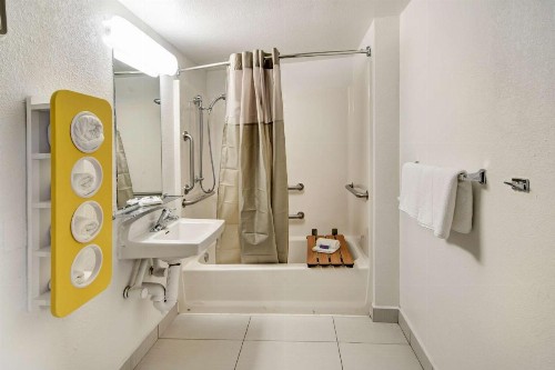 Motel 6-Dallas TX - Forest Lane - image 9