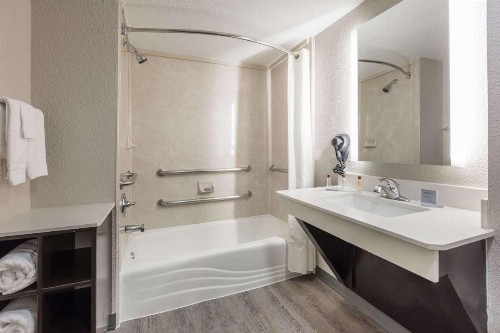 Wingate by Wyndham Dallas Love Field - image 13