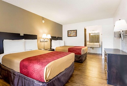 Econo Lodge Airport I-35 North - image 11