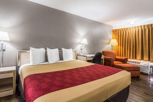 Econo Lodge Airport I-35 North - image 7