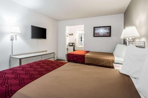 Econo Lodge Airport I-35 North - image 8