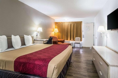 Econo Lodge Airport I-35 North - image 9