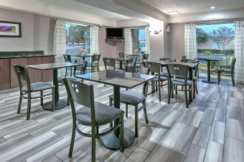 La Quinta Inn by Wyndham Dallas Uptown - image 10