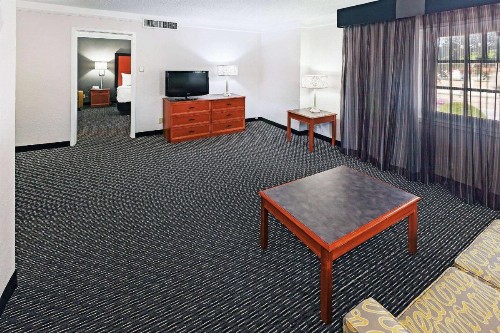 La Quinta Inn by Wyndham Dallas Uptown - image 16