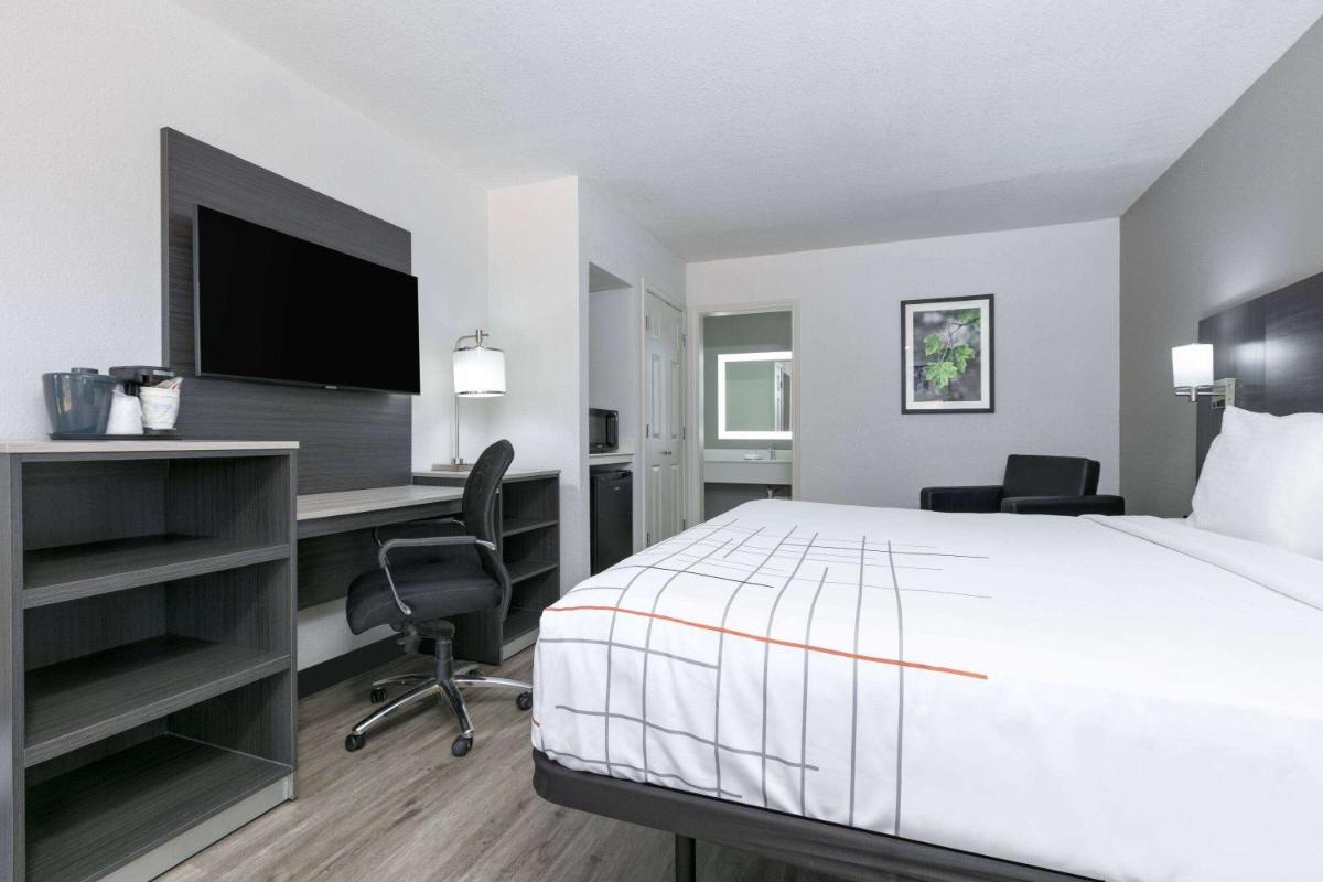 La Quinta Inn by Wyndham Dallas Uptown - image 2