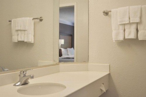 La Quinta Inn by Wyndham Dallas Uptown - image 28