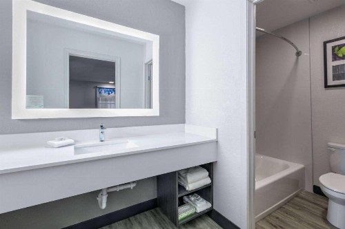 La Quinta Inn by Wyndham Dallas Uptown - image 33