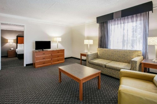 La Quinta Inn by Wyndham Dallas Uptown - image 37