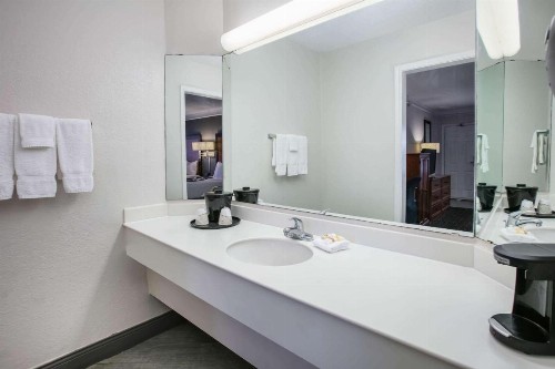 La Quinta Inn by Wyndham Dallas Uptown - image 43