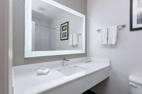 La Quinta Inn by Wyndham Dallas Uptown - image 49