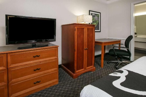La Quinta Inn by Wyndham Dallas Uptown - image 6