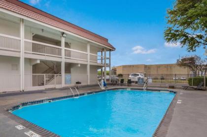 Motel 6-Dallas TX - Market Center - image 11