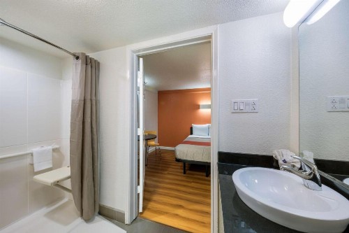 Motel 6-Dallas TX - Farmers Branch - image 14