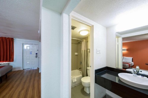 Motel 6-Dallas TX - Farmers Branch - image 15