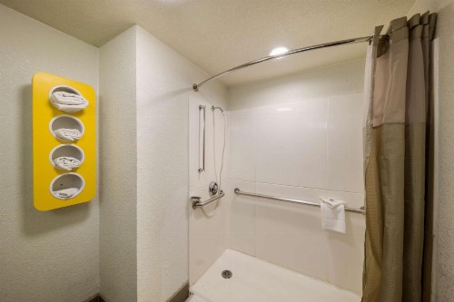Motel 6-Dallas TX - Farmers Branch - image 4