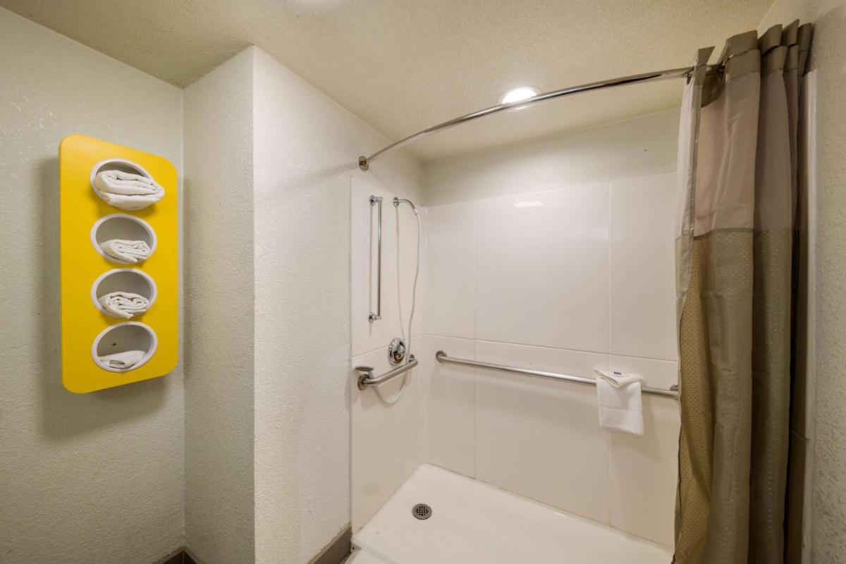 Motel 6-Dallas TX - Farmers Branch - image 4