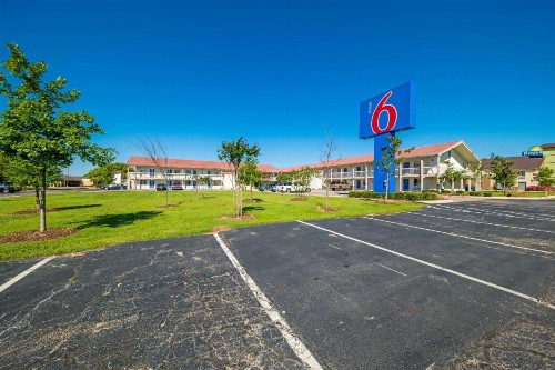 Motel 6-Dallas TX - Farmers Branch - image 5
