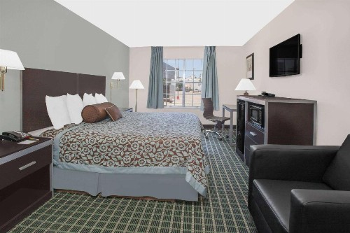 Days Inn by Wyndham Market Center Dallas Love Field - image 17