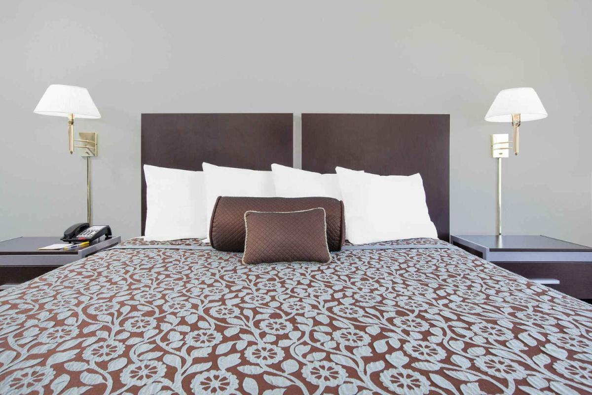 Days Inn by Wyndham Market Center Dallas Love Field - image 2