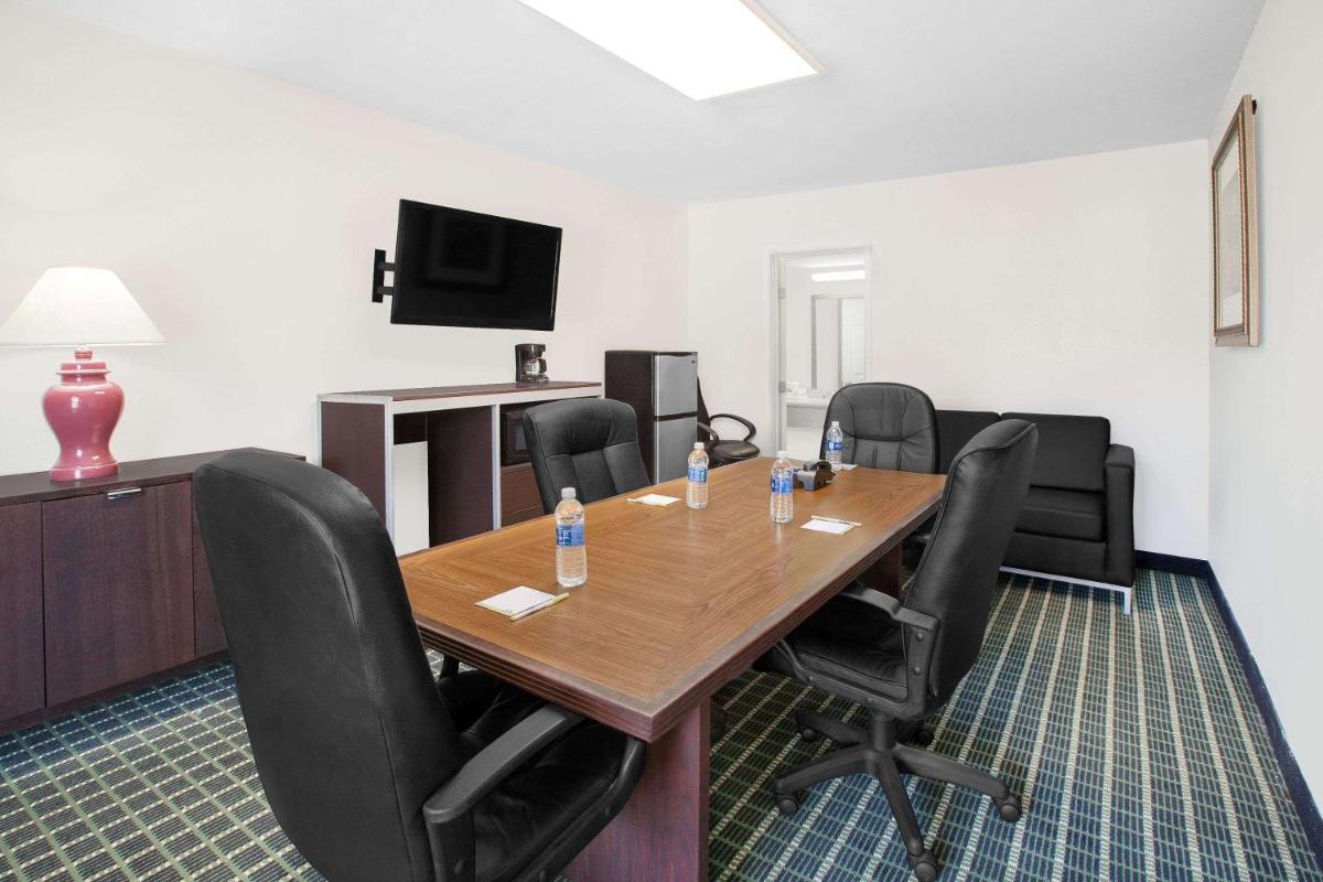 Days Inn by Wyndham Market Center Dallas Love Field - image 3