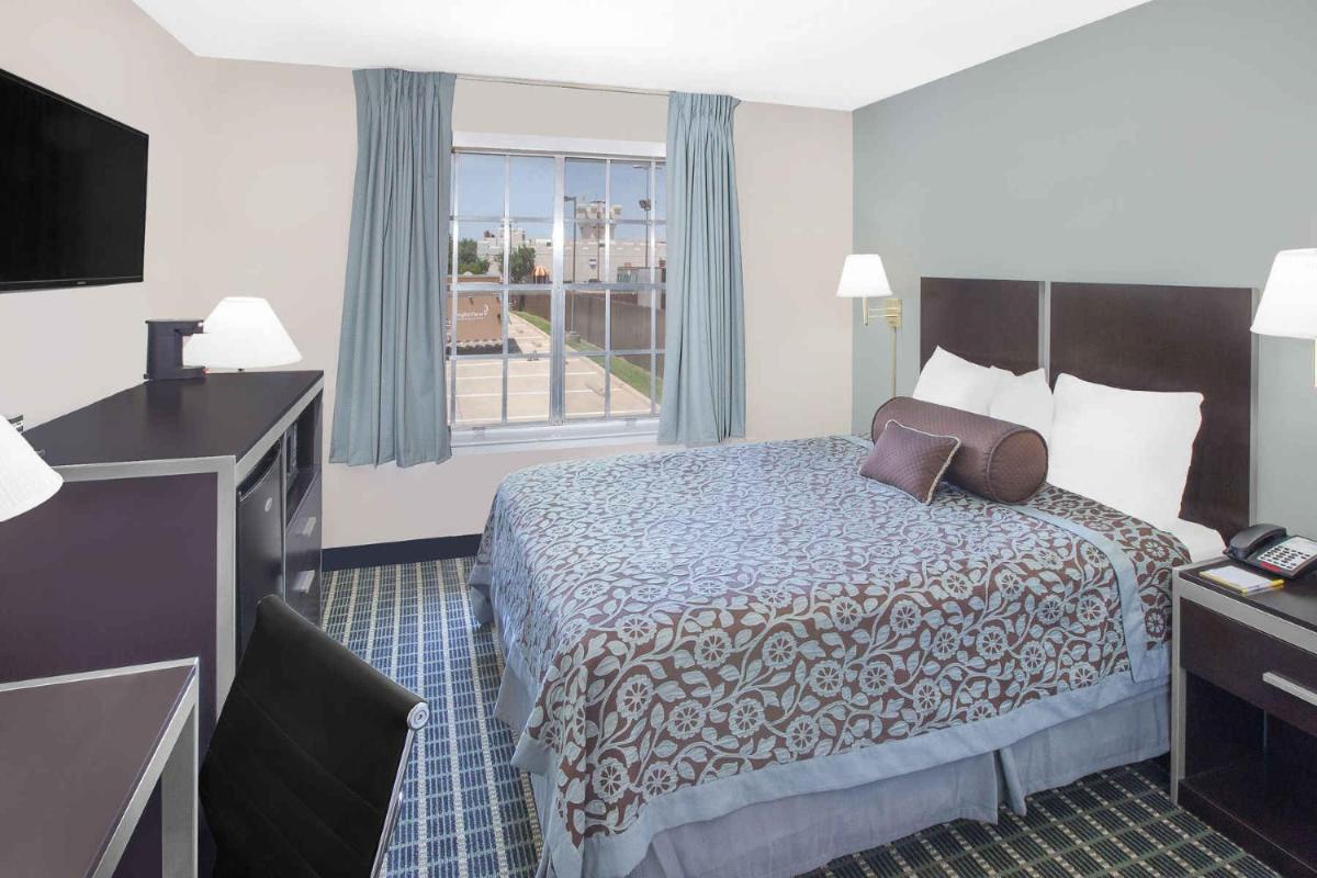 Days Inn by Wyndham Market Center Dallas Love Field - image 4