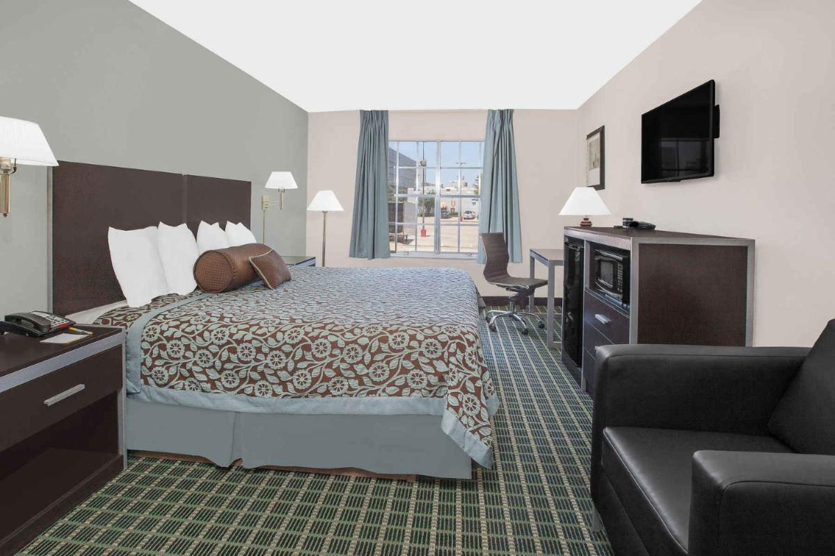 Days Inn by Wyndham Market Center Dallas Love Field - image 6