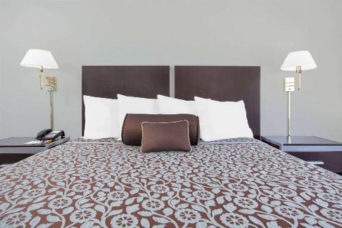 Days Inn by Wyndham Market Center Dallas Love Field - image 9