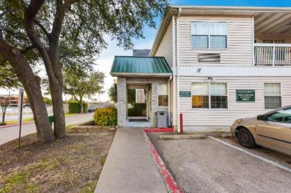 HomeTowne Studios by Red Roof Dallas - North Addison - Tollway - image 19