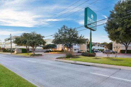 HomeTowne Studios by Red Roof Dallas - North Addison - Tollway - image 14