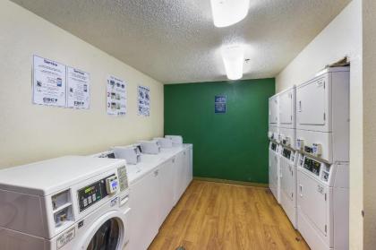 HomeTowne Studios by Red Roof Dallas - North Addison - Tollway - image 16